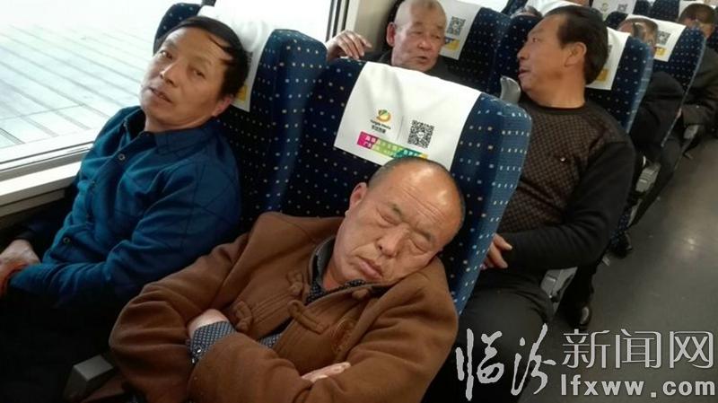 “樸實老農奔赴廣州,威風鑼鼓展示雄風”。老姚帶您觀看《現場直播》