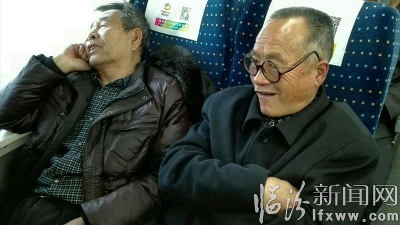 “樸實老農奔赴廣州,威風鑼鼓展示雄風”。老姚帶您觀看《現場直播》