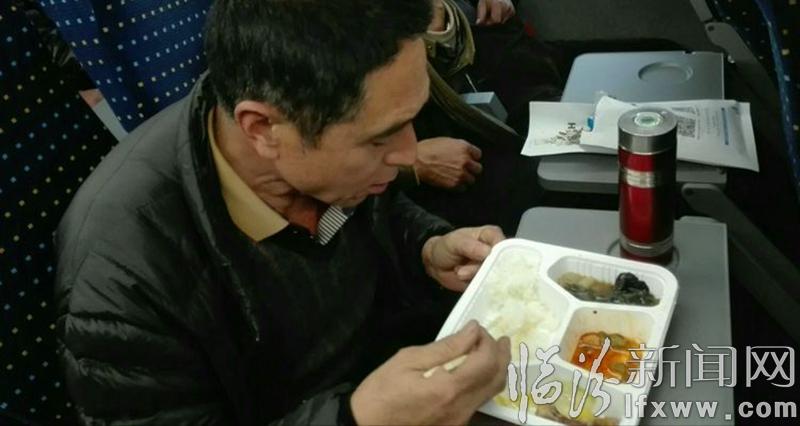 “樸實老農奔赴廣州,威風鑼鼓展示雄風”。老姚帶您觀看《現場直播》