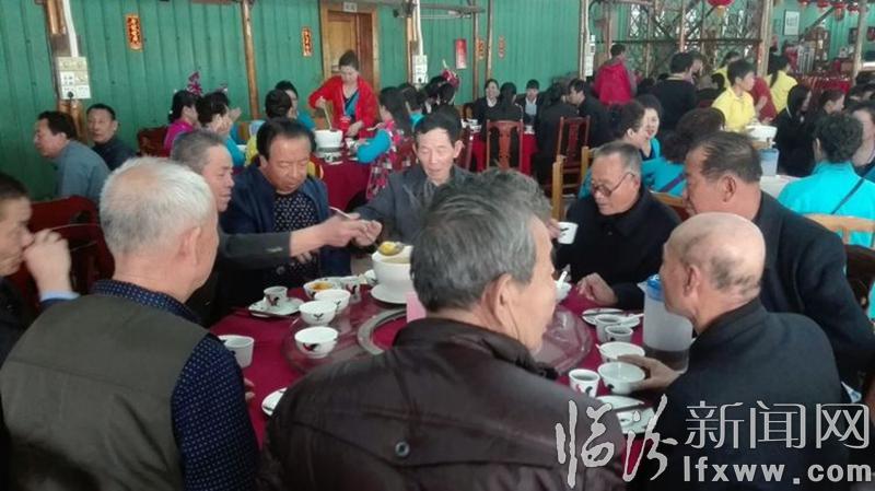 “樸實老農奔赴廣州,威風鑼鼓展示雄風”。老姚帶您觀看《現場直播》