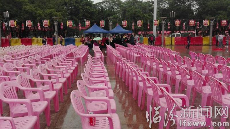 “樸實老農奔赴廣州,威風鑼鼓展示雄風”。老姚帶您觀看《現場直播》