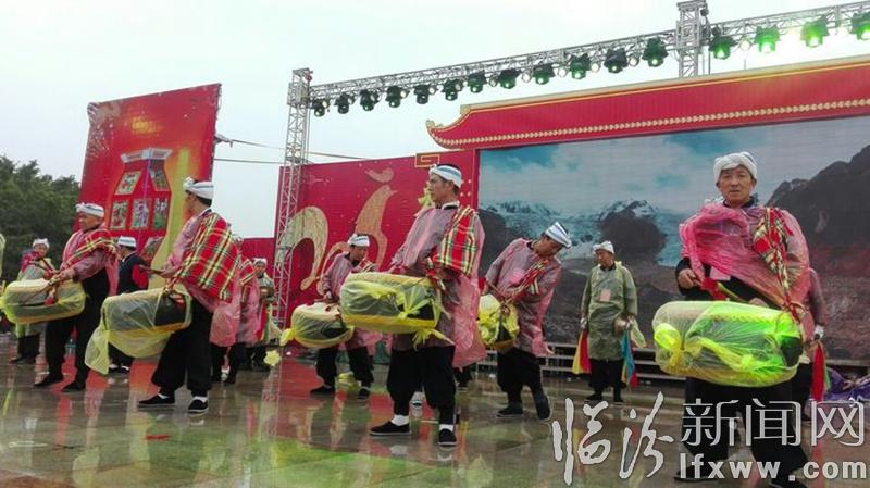 “樸實老農奔赴廣州,威風鑼鼓展示雄風”。老姚帶您觀看《現場直播》