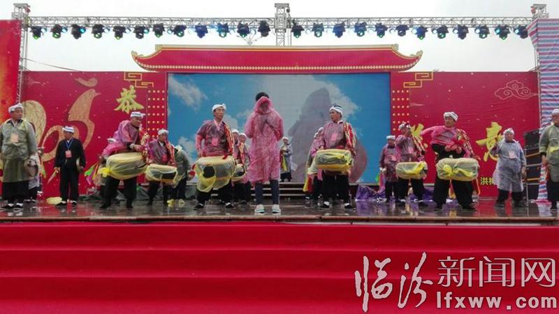 “樸實老農奔赴廣州,威風鑼鼓展示雄風”。老姚帶您觀看《現場直播》