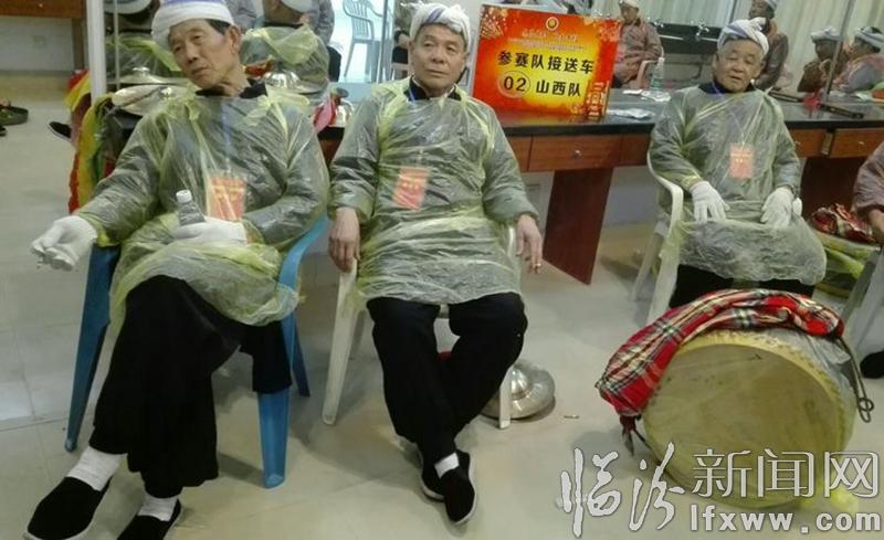 “樸實老農奔赴廣州,威風鑼鼓展示雄風”。老姚帶您觀看《現場直播》