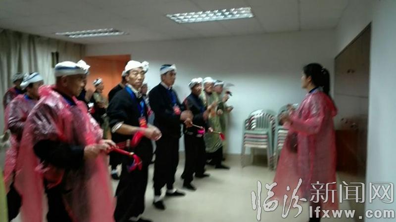 “樸實老農奔赴廣州,威風鑼鼓展示雄風”。老姚帶您觀看《現場直播》