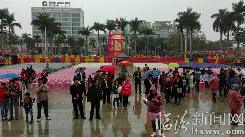 “樸實老農奔赴廣州,威風鑼鼓展示雄風”。老姚帶您觀看《現場直播》