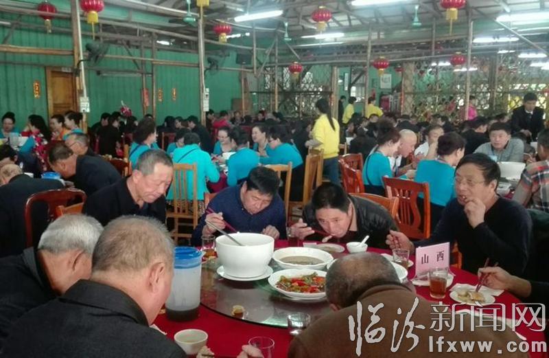 “樸實老農奔赴廣州,威風鑼鼓展示雄風”。老姚帶您觀看《現場直播》