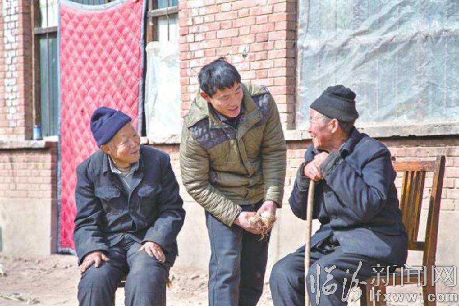 該做中午飯了,徐福生問在院落曬太陽的父親,想吃啥?父親欣喜地說:你做的啥飯,我都愛吃。”