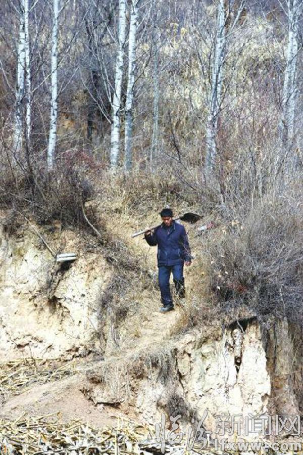 徐福生打工回家,經常步行在這條離家很近的羊腸小道上。