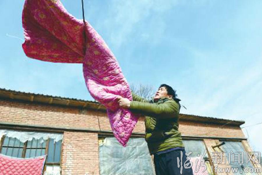 既是男人堅強,又是“女人”瑣碎,趁著天氣好,給父親們曬曬被子。