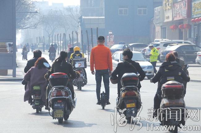 臨汾:車流中的“風火輪” 年輕人危險啊!