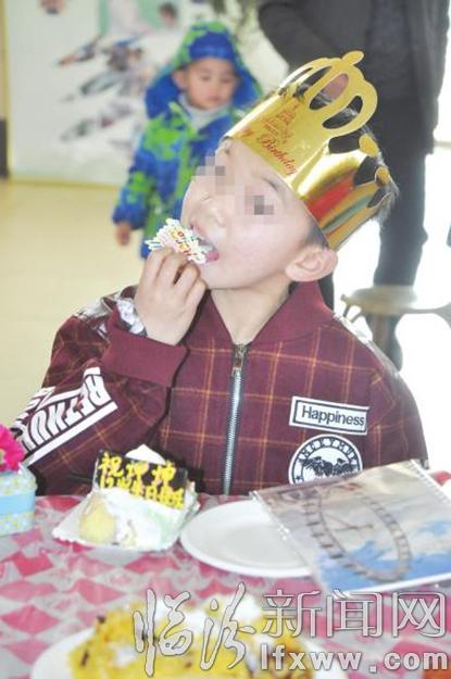 “高興,謝謝大家”臨汾紅絲帶學校坤坤特殊的生日