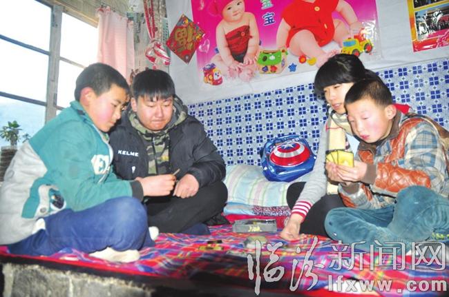 馬曉臣和王曉桐陪伴川川(左一)和仁仁玩游戲。