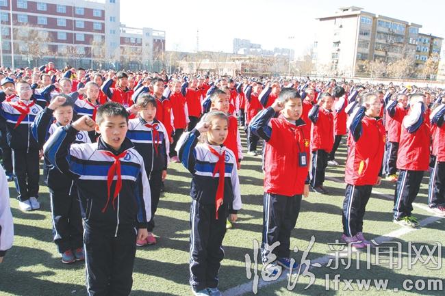 集體宣誓爭做環(huán)保小衛(wèi)士