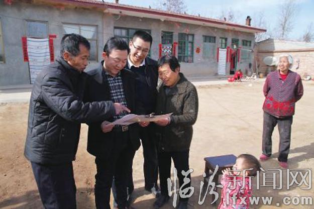 市農(nóng)委駐村工作隊(duì)和“第一書記”經(jīng)常深入農(nóng)戶了解農(nóng)民生產(chǎn)、生活情況村民梁長命見到幫扶人員和段書記激動(dòng)地拿出自己寫的詩歌贊揚(yáng)工作隊(duì)和“第一書記”的幫扶舉動(dòng)