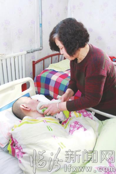 戚海峰的母親為兒子擦臉