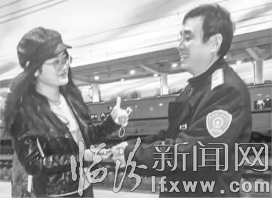 臨汾西站:女孩的手機(jī)掉進(jìn)鐵軌后.............