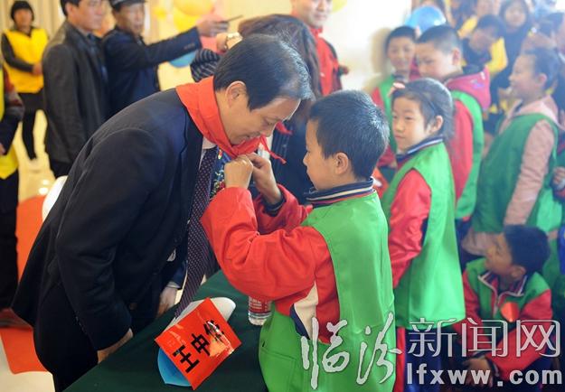 “摩能國際020”中國關心下一代愛心行走進山西臨汾東趙小學