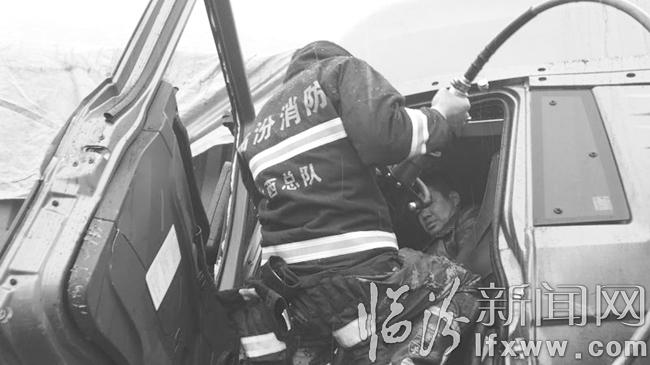 堯都區:核桃凹處多車相撞 被困人安然無恙