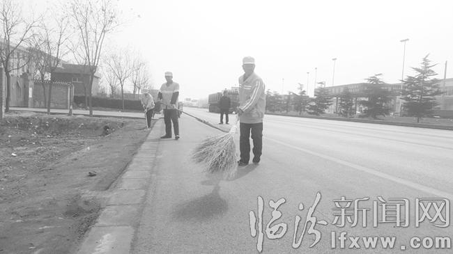 臨汾:雨期將至 養護工人清理路面不懈怠