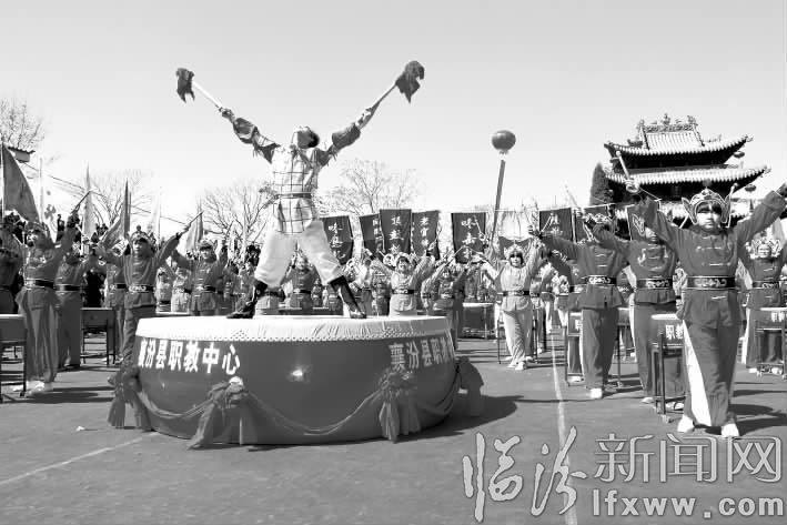 學(xué)生在陶寺社火節(jié)上表演轉(zhuǎn)身鼓。