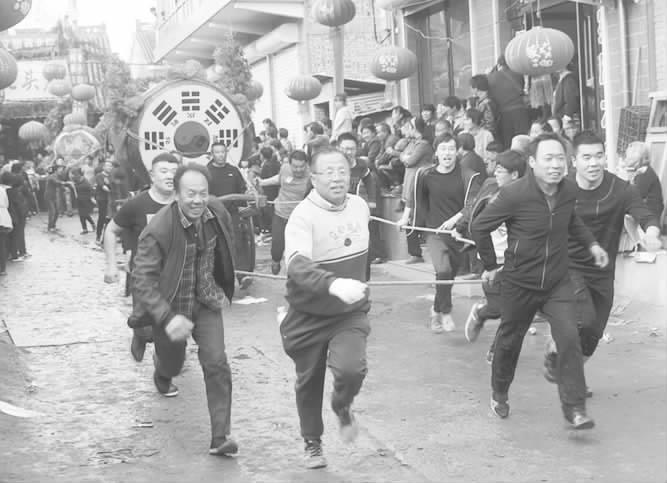 西安花甲老人襄汾“玩”起跑鼓車
