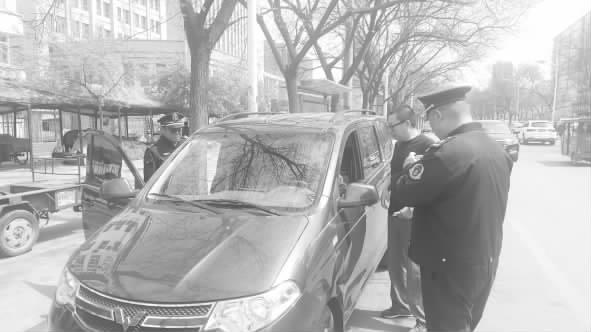 臨汾:司機離去 非法運營“黑車”拖走