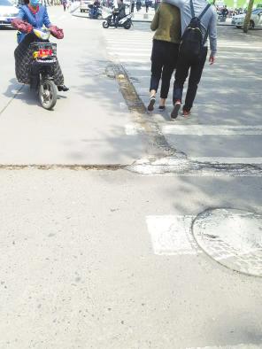 臨汾市區解放路財神樓北街口有大坑 “啃”輪胎