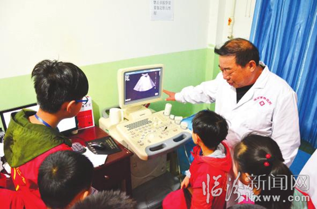 醫生為小記者介紹四維彩超機