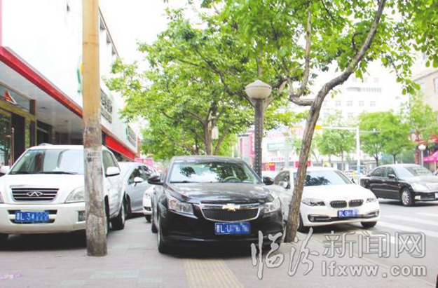 鼓樓東大街:只要我愿意,人行道也是停車場