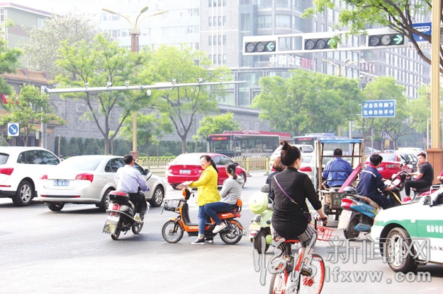 鼓樓北大街古城路口:電動車闖紅燈