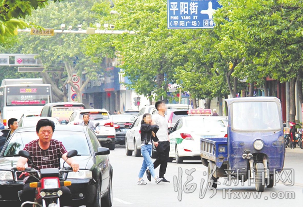 迎春中街:管它車水馬龍,我自閑庭信步