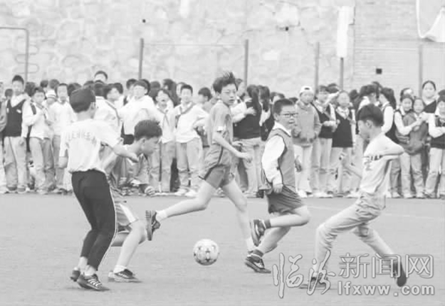 臨汾五一路學校首屆男子足球班級決賽激烈進行中