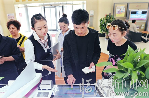 中國銀行臨汾分行:智能設備便捷排隊等候者