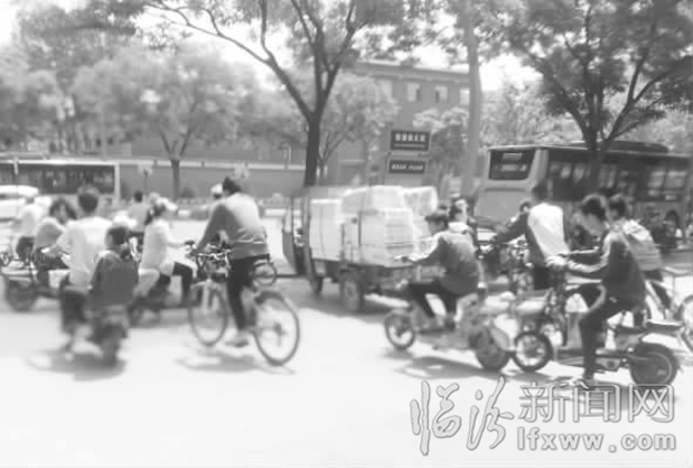 臨汾:學生電動“大軍” 胡跑亂鉆令人憂