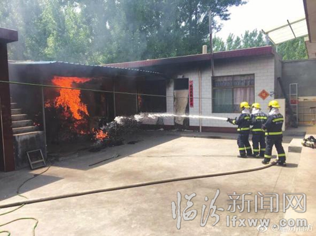 堯都區:老人燃柴引火災 消防人員忙施救