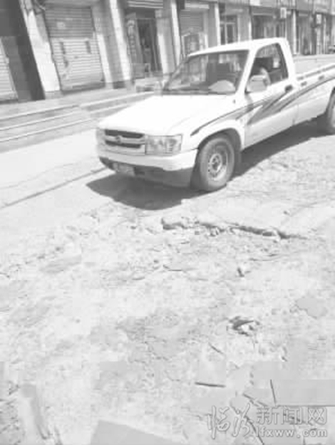 臨汾:解放路立交橋北側(cè)路面破損嚴(yán) 市民苦不堪