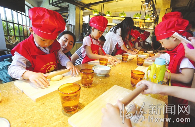 臨汾:小記者變身貼心“小主廚” 為媽媽制作愛的披薩