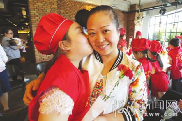 臨汾:小記者變身貼心“小主廚” 為媽媽制作愛的披薩