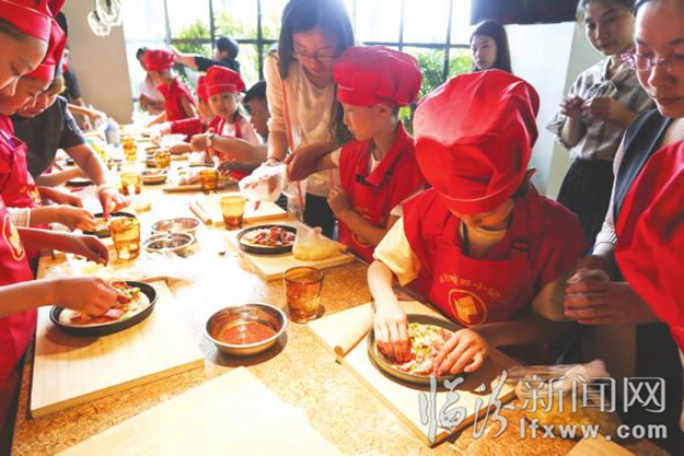 臨汾:小記者變身貼心“小主廚” 為媽媽制作愛的披薩