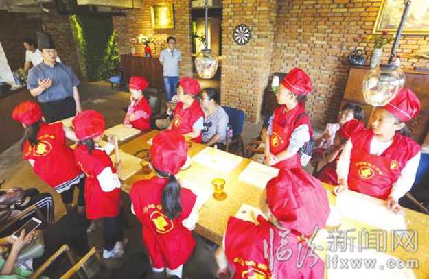 臨汾:小記者變身貼心“小主廚” 為媽媽制作愛的披薩