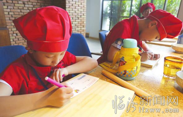 臨汾:小記者變身貼心“小主廚” 為媽媽制作愛的披薩