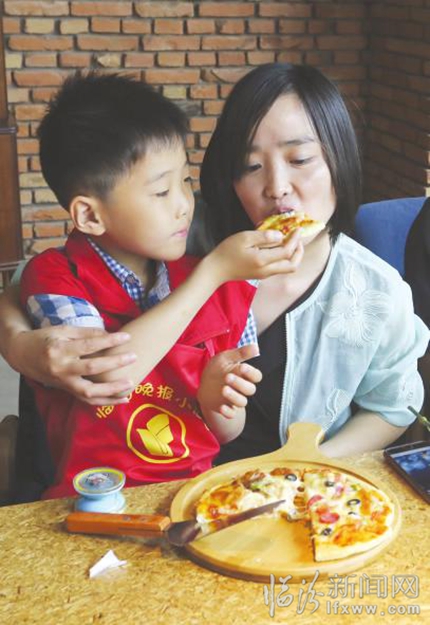 臨汾:小記者變身貼心“小主廚” 為媽媽制作愛的披薩