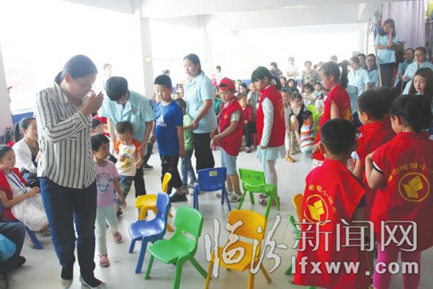 小記者與康復(fù)中心的孩子做游戲