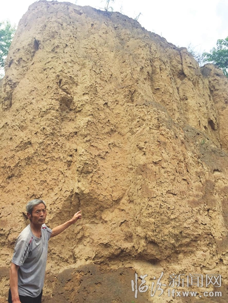村民亢全喜向記者介紹地震前那口井的遺址