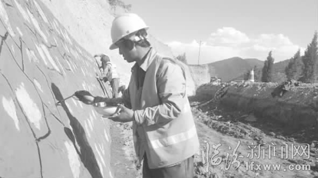 施工現場,工人師傅們正在頭頂烈日修邊墻