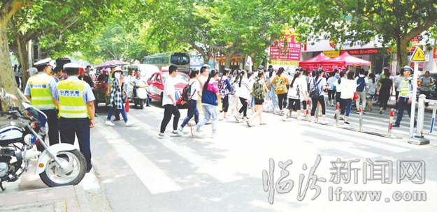 交警的堅守,讓考生順利進入考場。記者李靜 祁欣攝