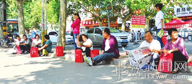 臨汾:考場外有一種愛叫等待........