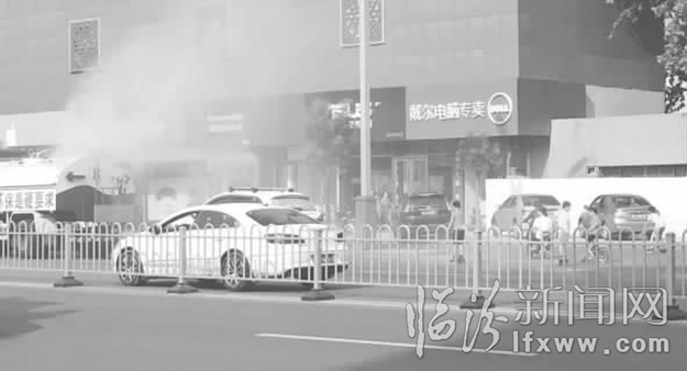 臨汾:寶貝!踩著滑輪趕水車 危險!