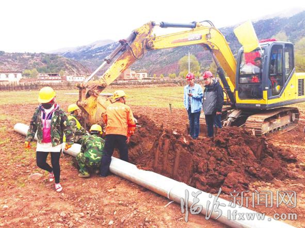 柴赟(右一)在施工現(xiàn)場(chǎng)檢查